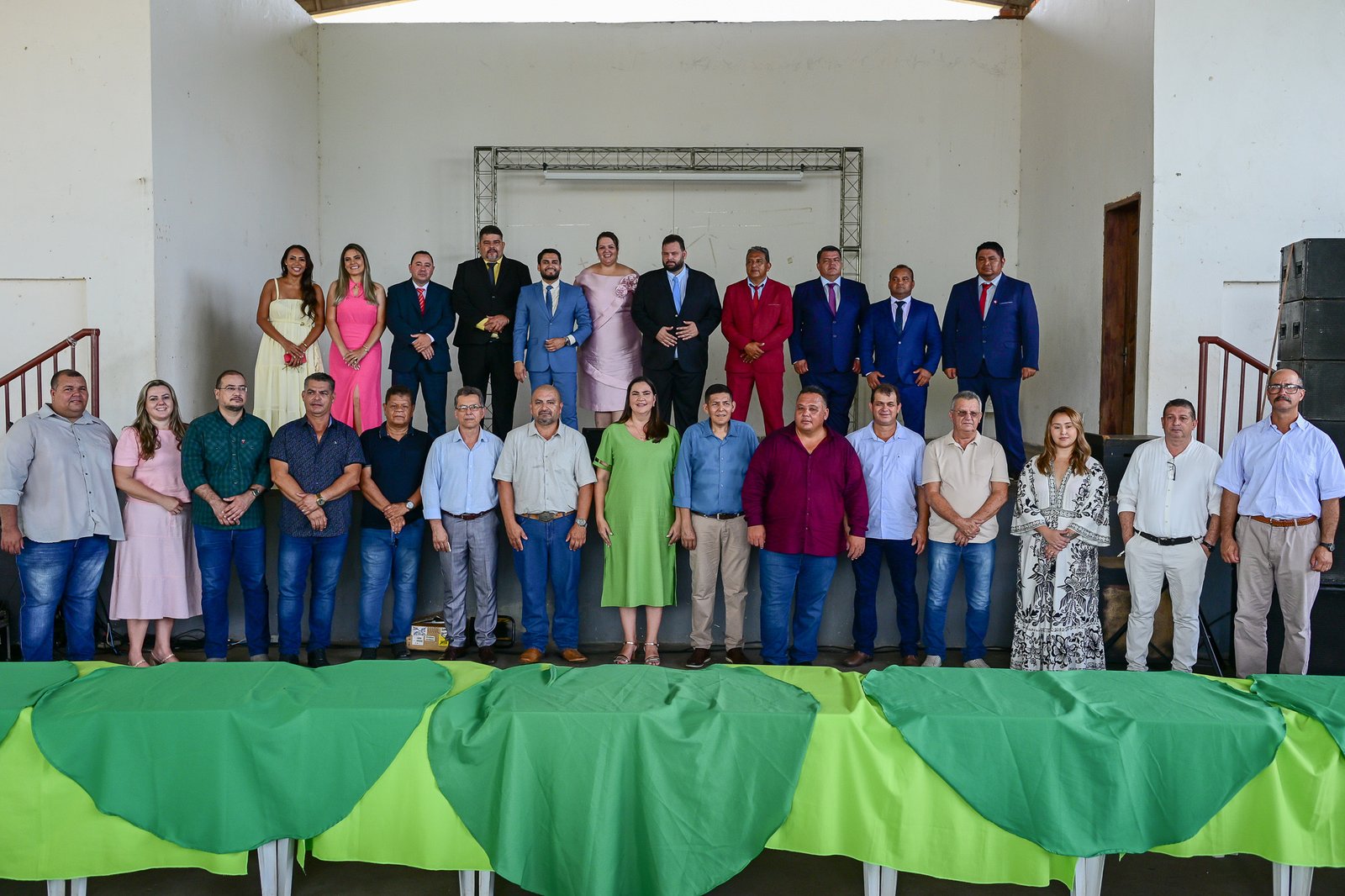 Prefeito reunido com vereadores e secretariado quando da posse da equipe do executivo municipal